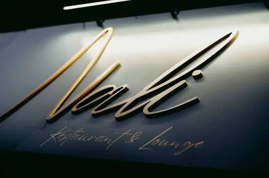Plat créatif fait maison servi au restaurant Nali