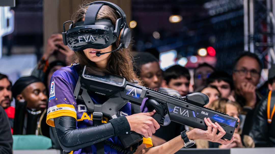 Joueurs équipés de casques de réalité virtuelle dans l’arène EVA